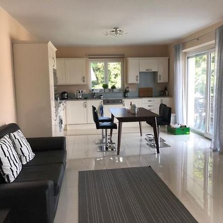 Velden View Ferienwohnung Mit Grosser Sonnenterrasse Und See- Und Karawankenblick Velden am Wörthersee Buitenkant foto