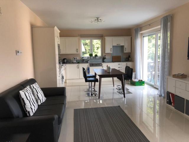 Velden View Ferienwohnung Mit Grosser Sonnenterrasse Und See- Und Karawankenblick Velden am Wörthersee Buitenkant foto
