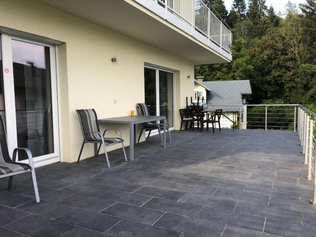 Velden View Ferienwohnung Mit Grosser Sonnenterrasse Und See- Und Karawankenblick Velden am Wörthersee Buitenkant foto