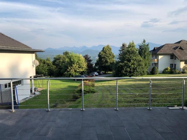 Velden View Ferienwohnung Mit Grosser Sonnenterrasse Und See- Und Karawankenblick Velden am Wörthersee Buitenkant foto